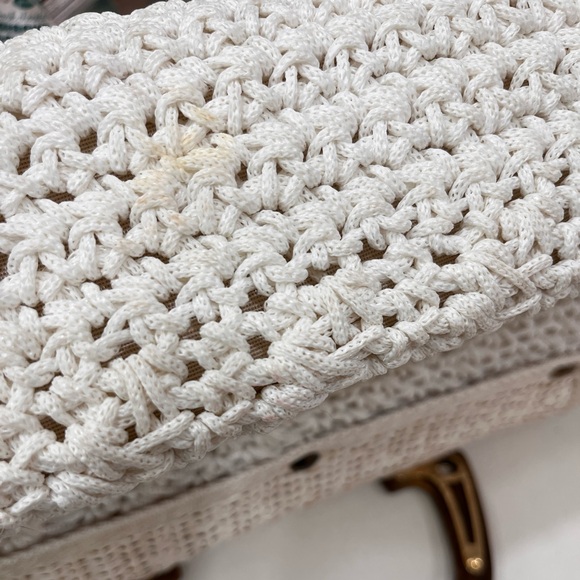 Rattan raffia woven crochet white 60’s kitschy mod purse with brass hardware - Picture 11 of 11